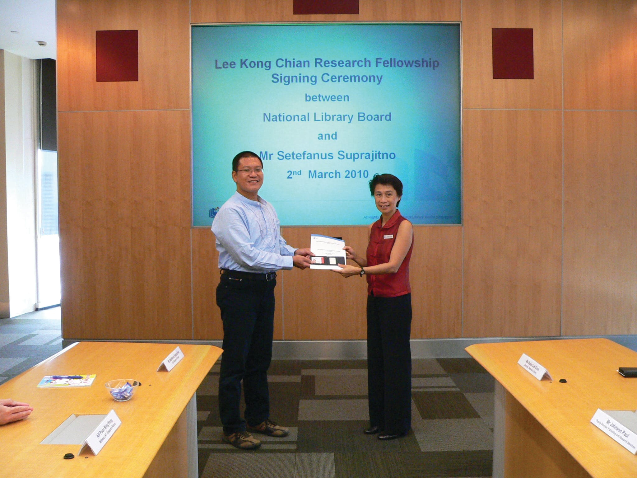 Setefanus Suprajitno receiving the Lee Kong Chian Research Fellowship from Ngian Lek Choh, Director, National Library.